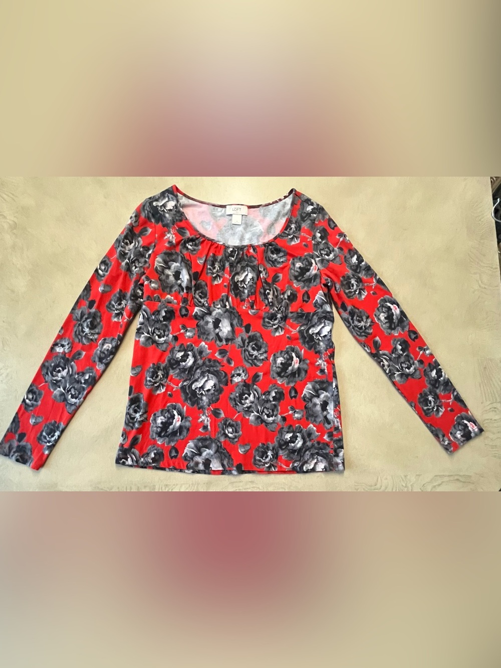 LOFT Red Black Rose Floral Ruched Long-Sleeve Scoop-Neck Top Size Medium
